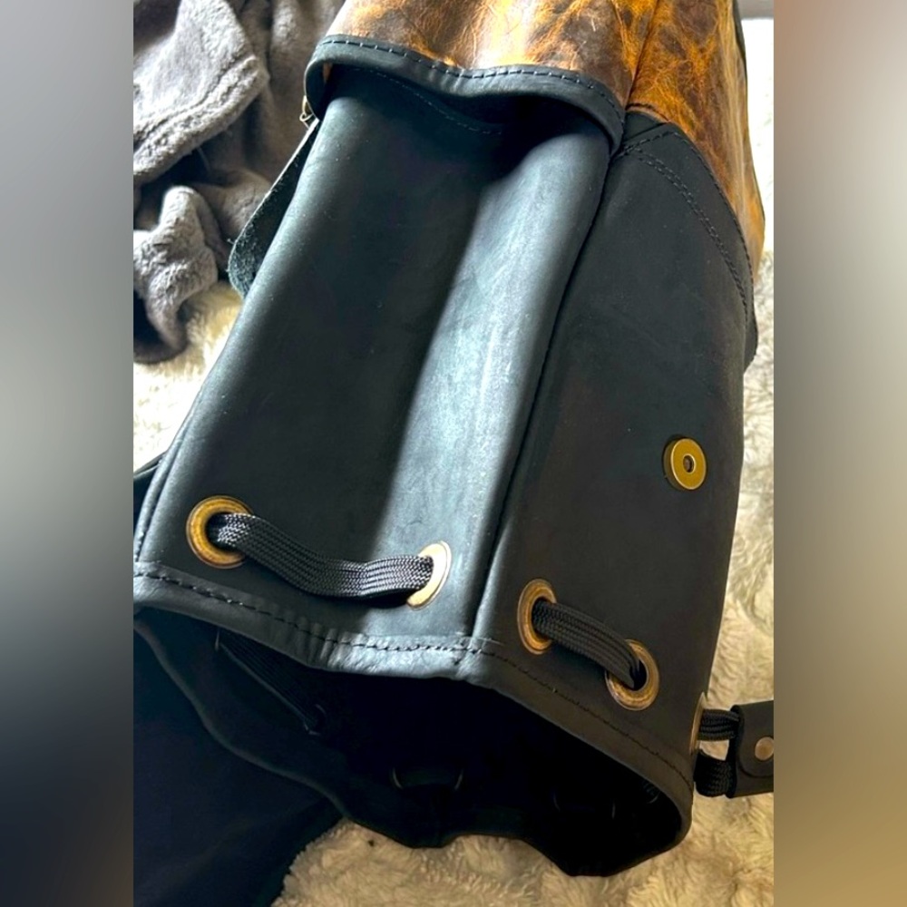 NWOT MODERN RUGGED LEATHER BAG BACKPACK - Picture 5 of 6